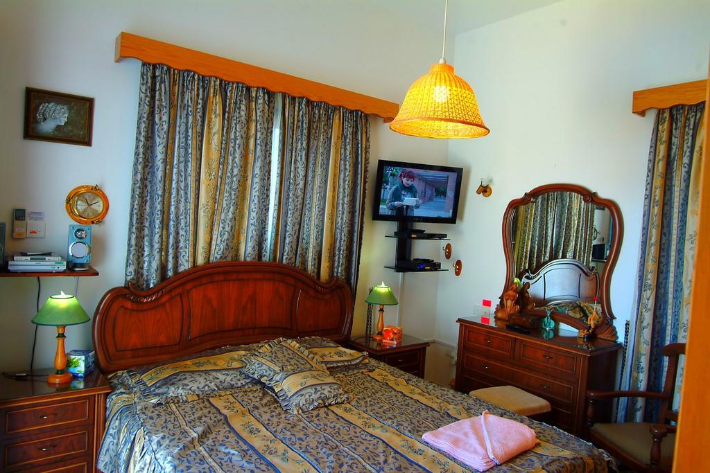 Astrofegia Beachfront Villa Pomos Rum bild